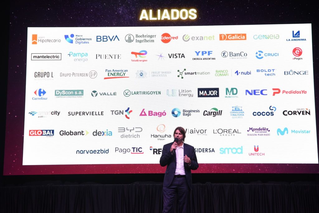 Marcos Wentzel, presidente de la comisión directiva de RIL Argentina, frente a los logos de las empresas aliadas durante La Noche de Intendentes 2026. Ciudades de oportunidades.