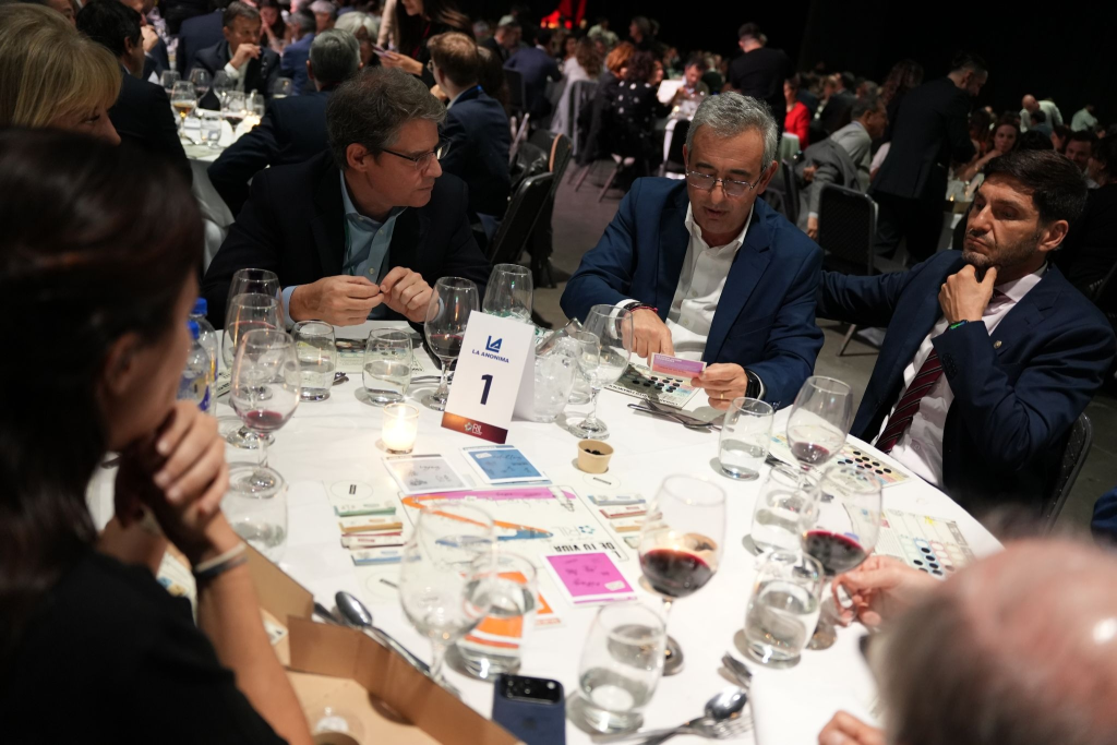 Rossana Chahla, intendenta de San Miguel de Tucumán; Pablo Javkin, intendente de Rosario; y Maximiliano Pullaro, gobernador de Santa Fe, junto a directivos de La Anónima durante La Noche de Intendentes 2026.